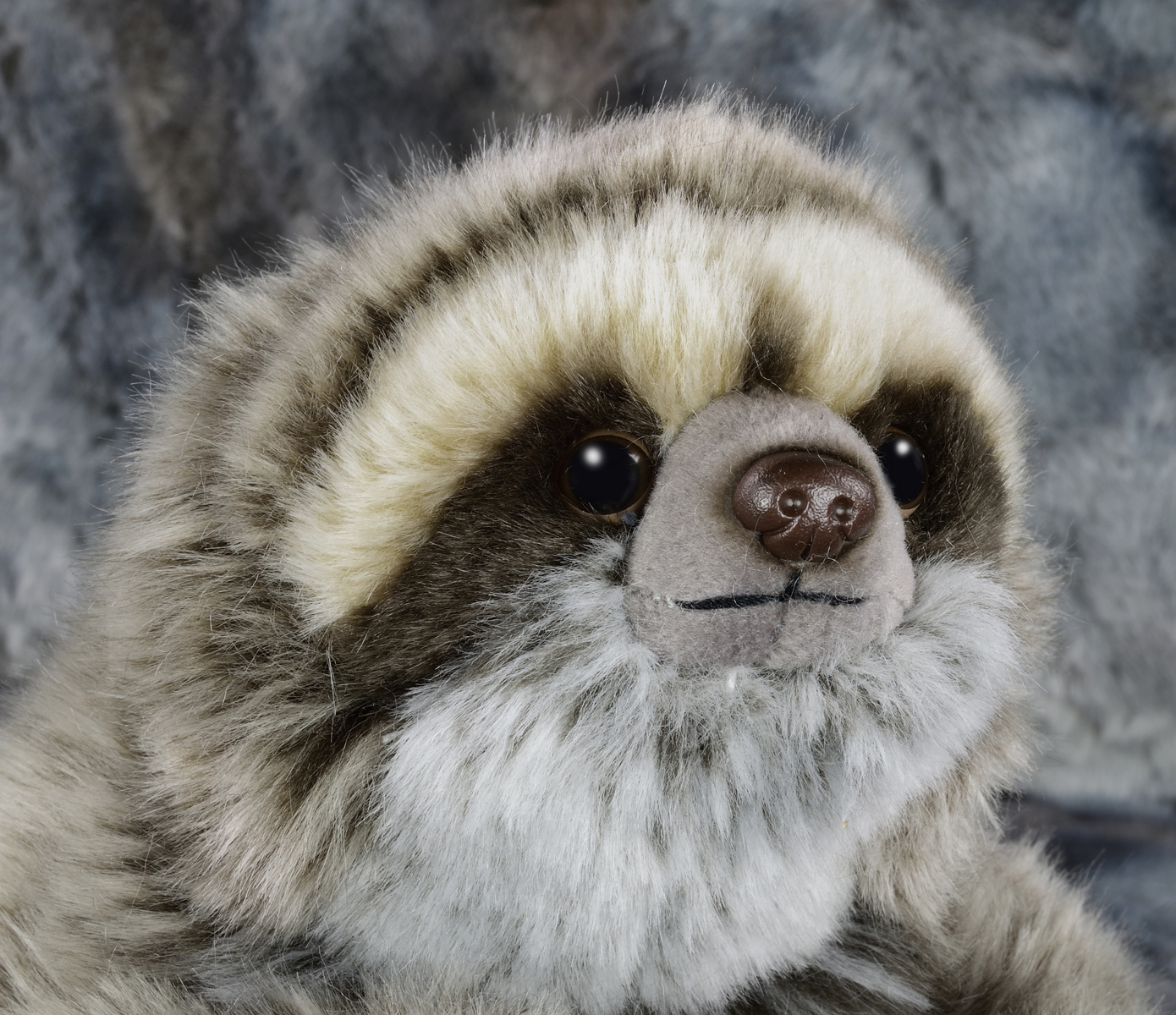 Faultier Sloth Plüschtier Kucheltier liegend originalgetreu mit Klett 